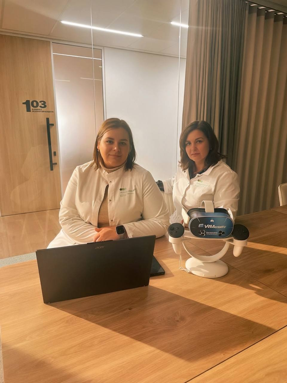 Дві фахівчині поруч із VR-окулярами